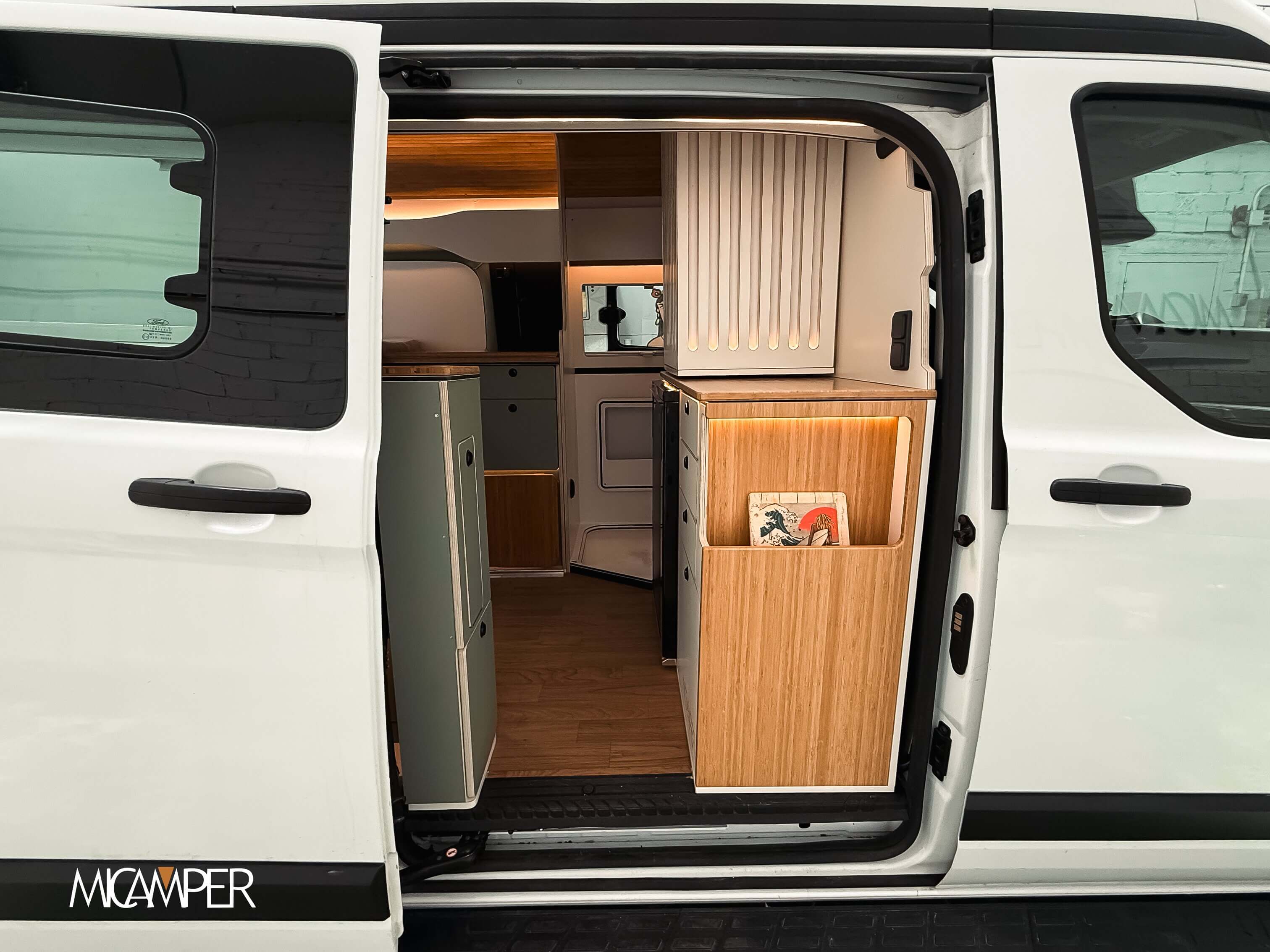 Foto 1 : Camperización Ford Transit Custom L1H2: Innovación y Espacio a Medida