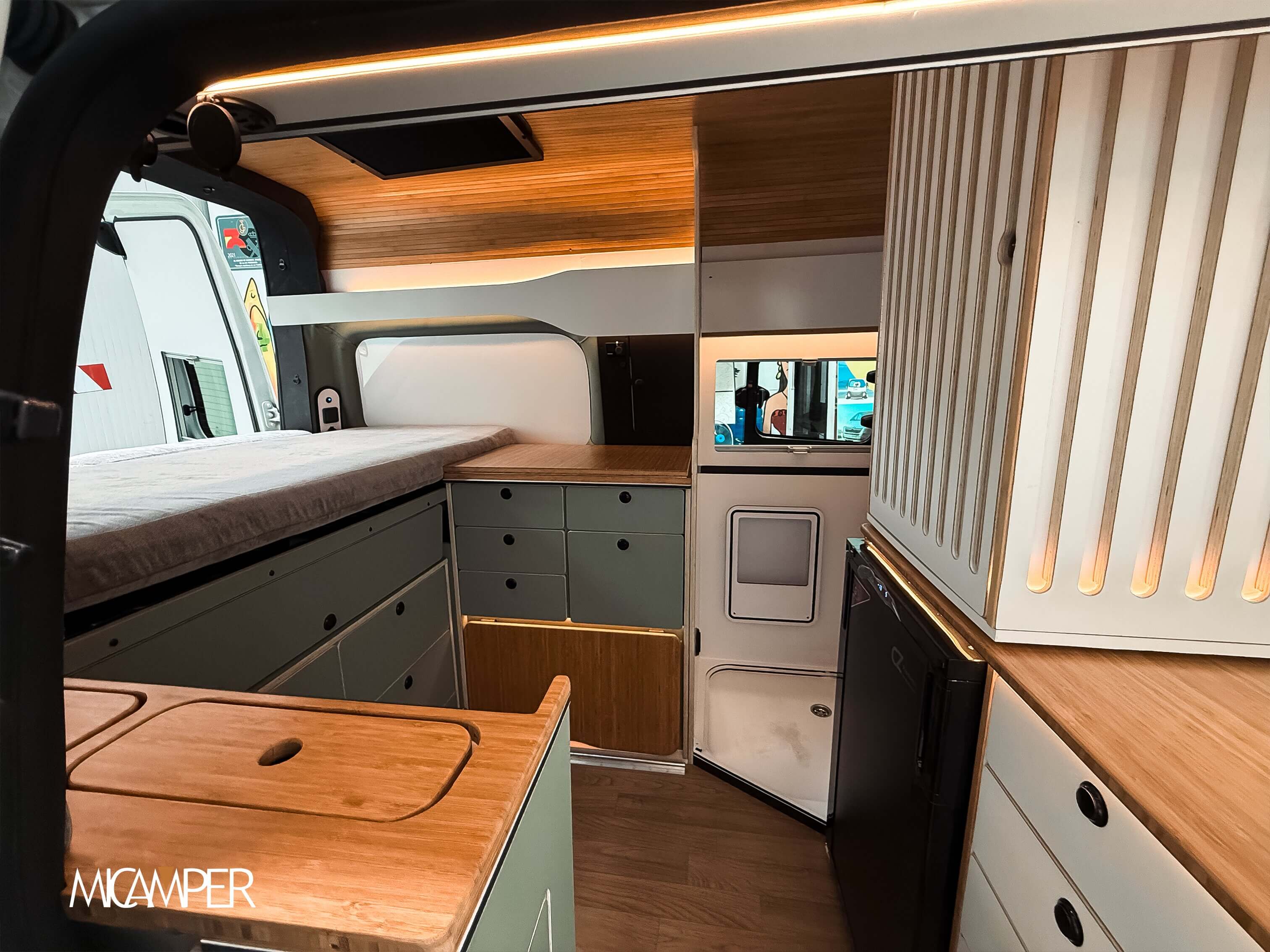 Foto 4 : Camperización Ford Transit Custom L1H2: Innovación y Espacio a Medida