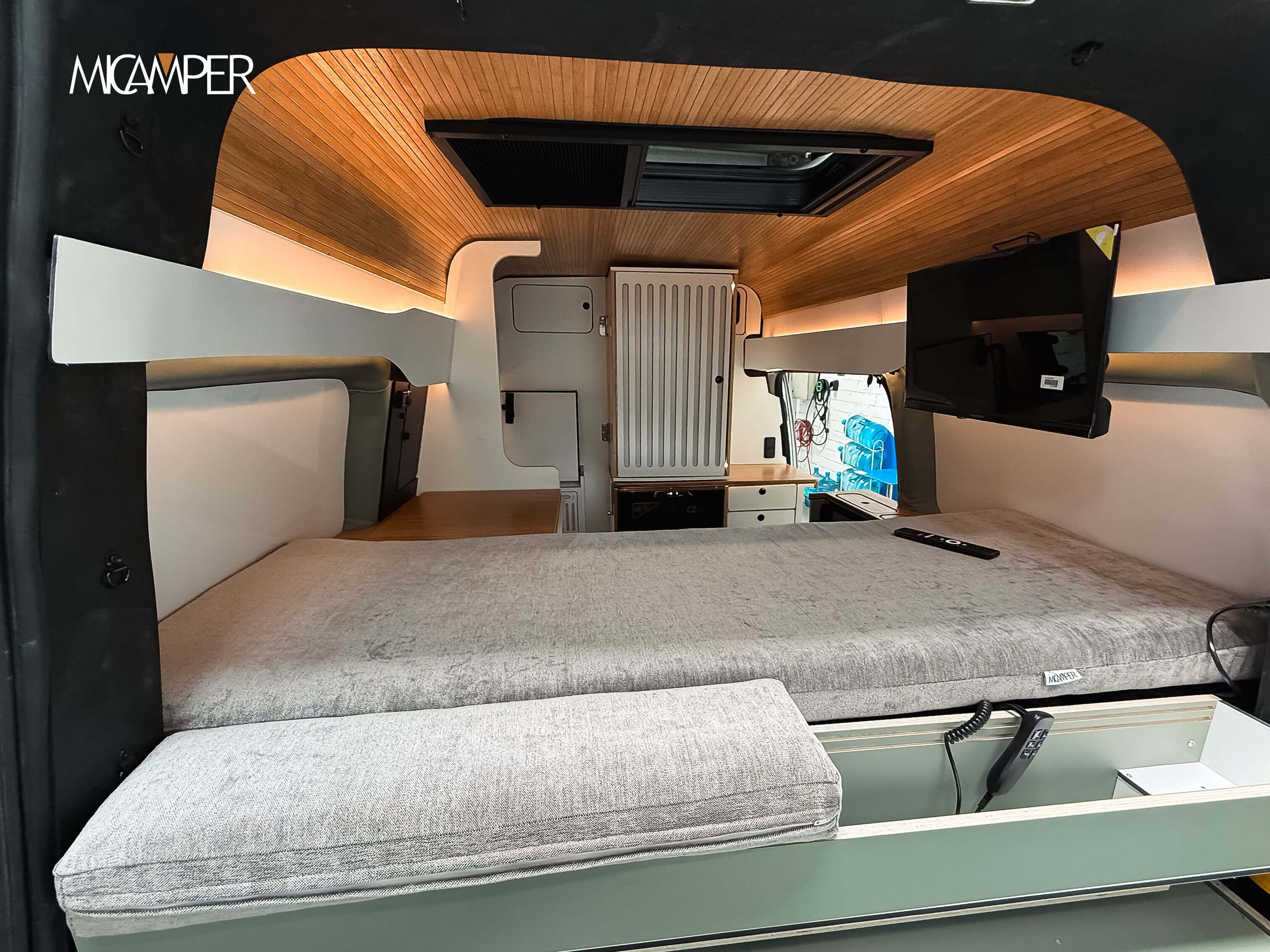 Foto 6 : Camperización Ford Transit Custom L1H2: Innovación y Espacio a Medida