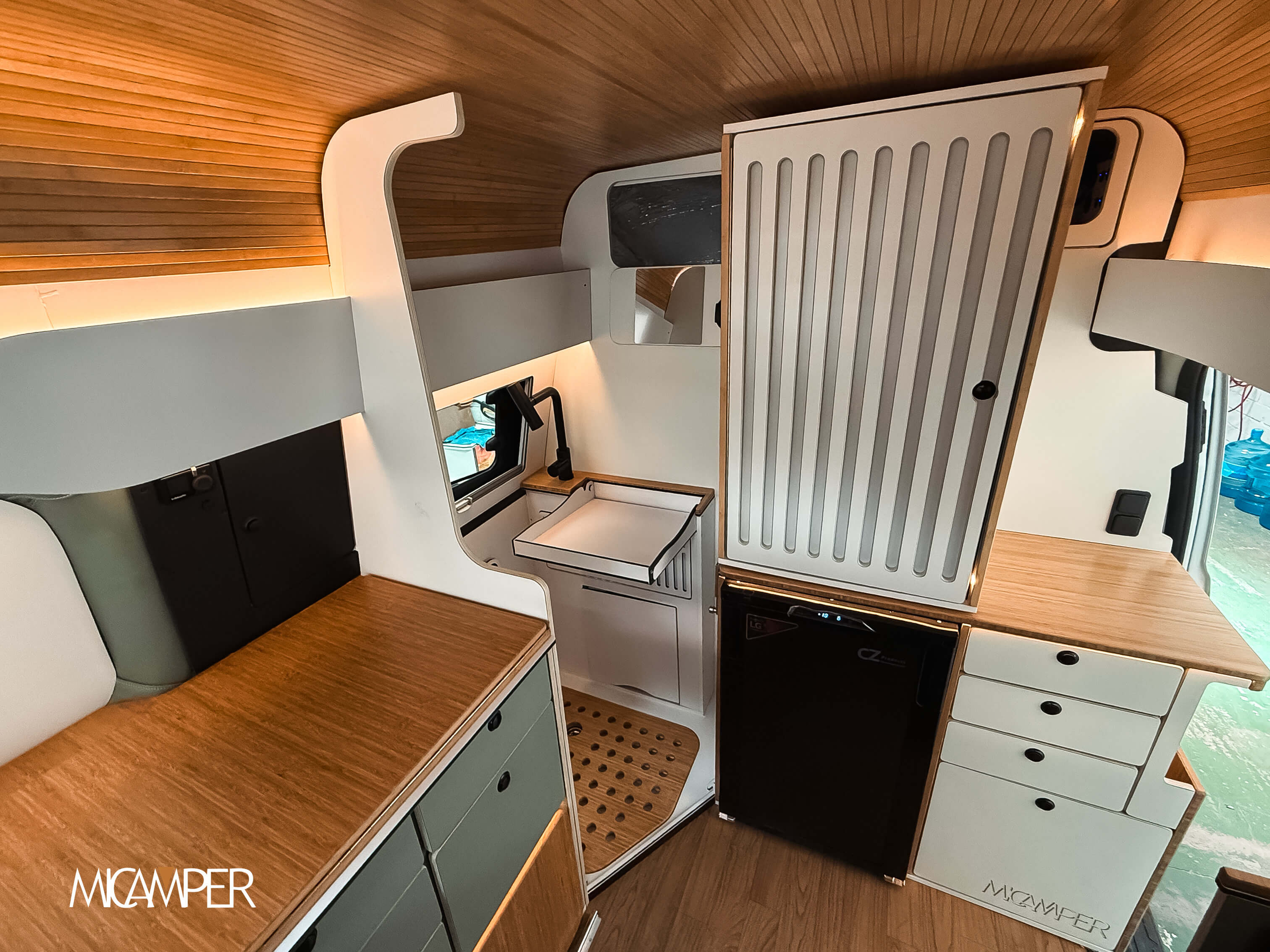 Foto 8 : Camperización Ford Transit Custom L1H2: Innovación y Espacio a Medida