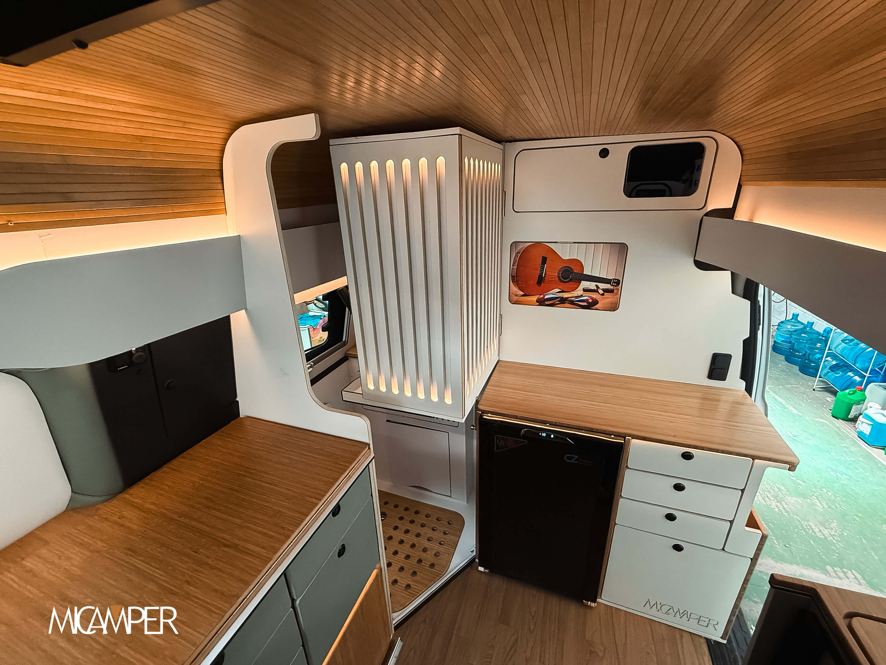 Foto 7 : Camperización Ford Transit Custom L1H2: Innovación y Espacio a Medida