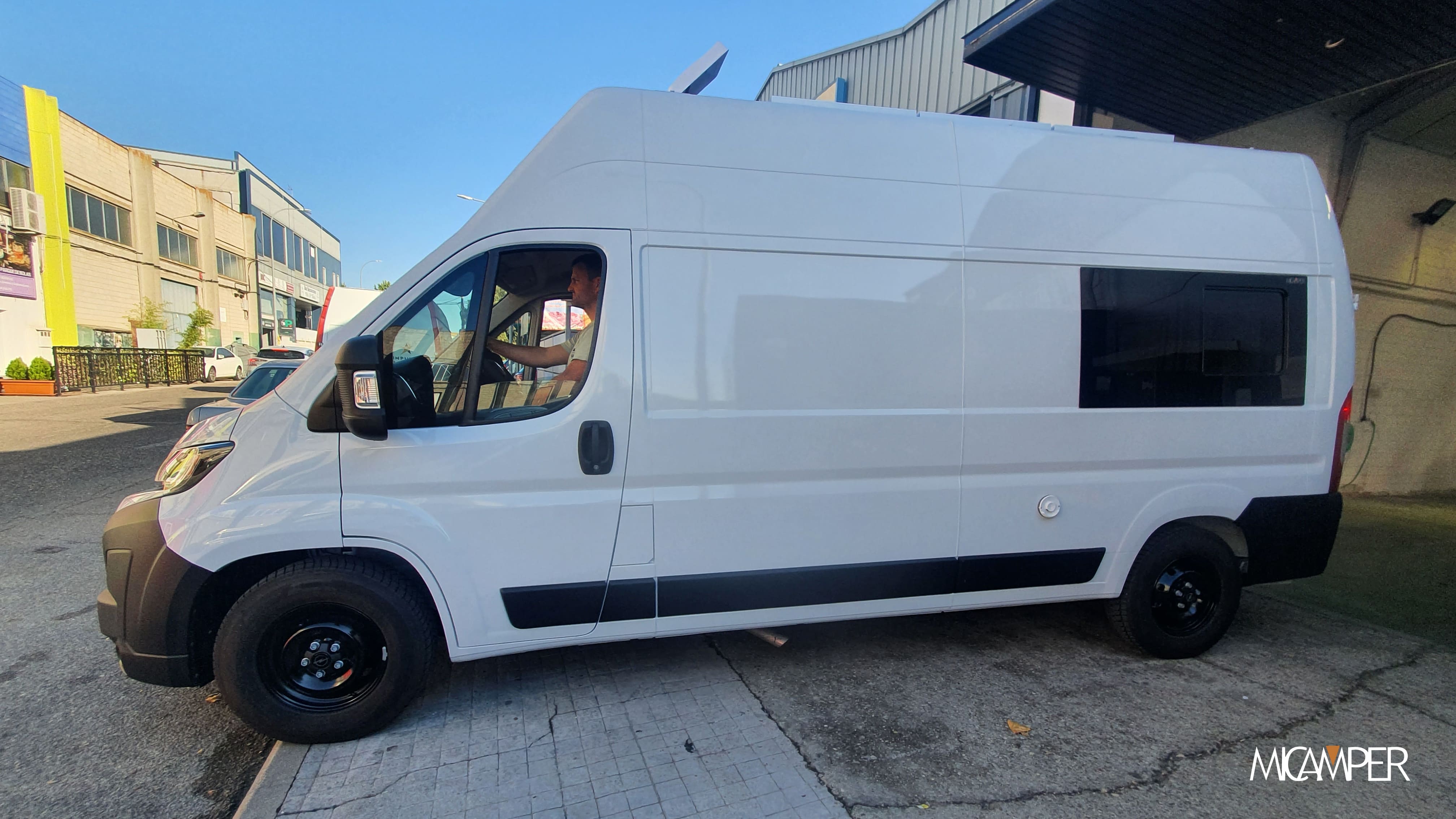 Foto 1 : Camperización Opel Movano a Medida