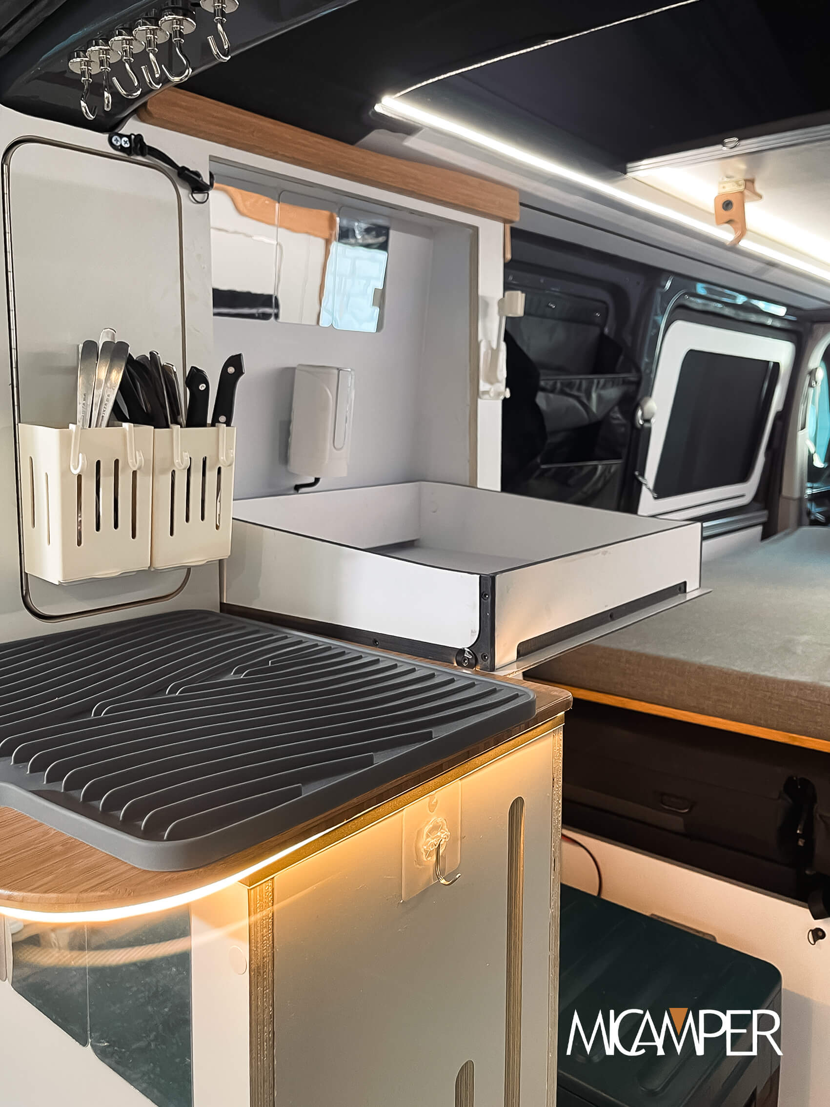 Foto 10 : Camperización Volkswagen T6 a Medida con Techo Elevable