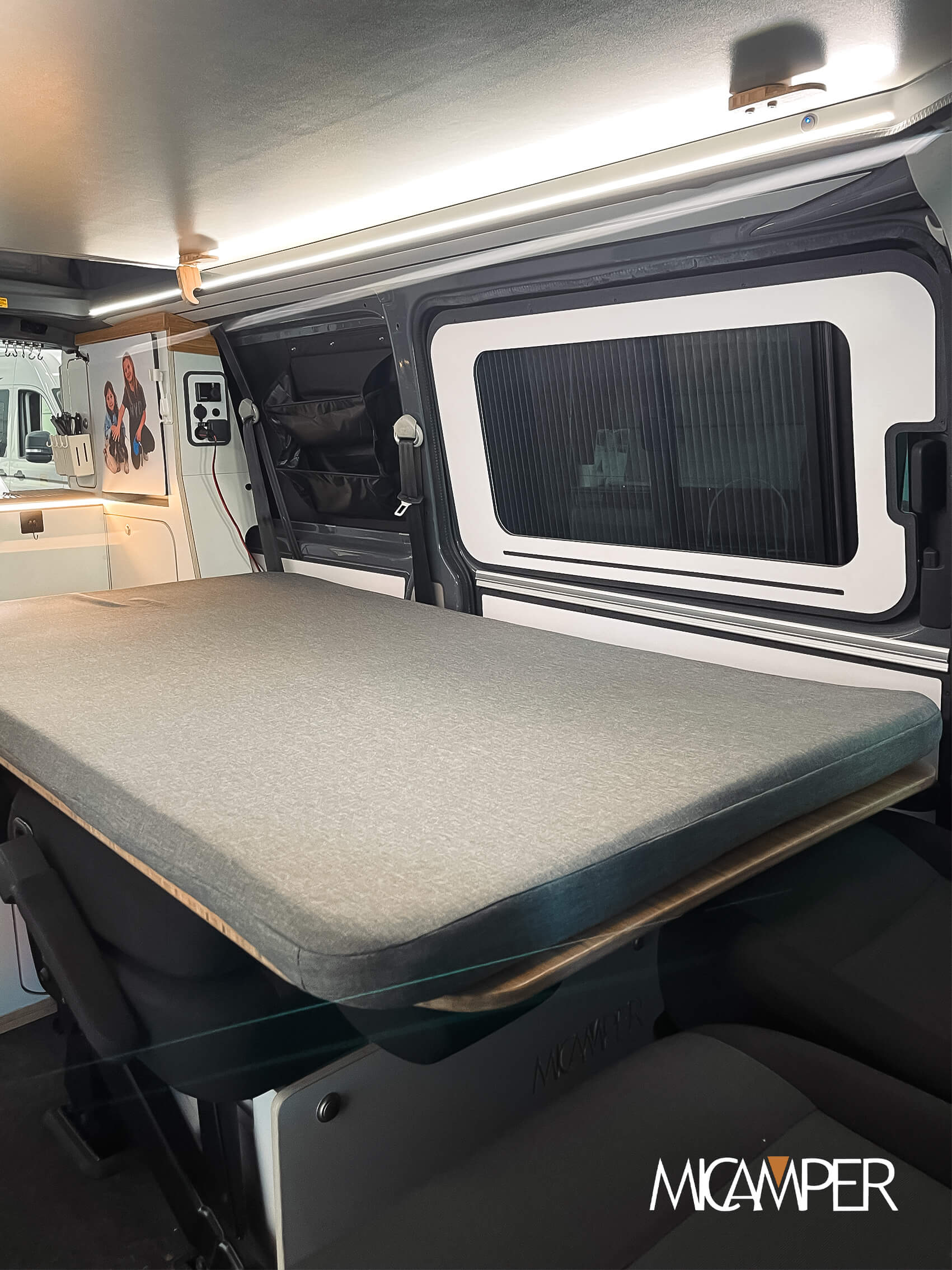 Foto 11 : Camperización Volkswagen T6 a Medida con Techo Elevable