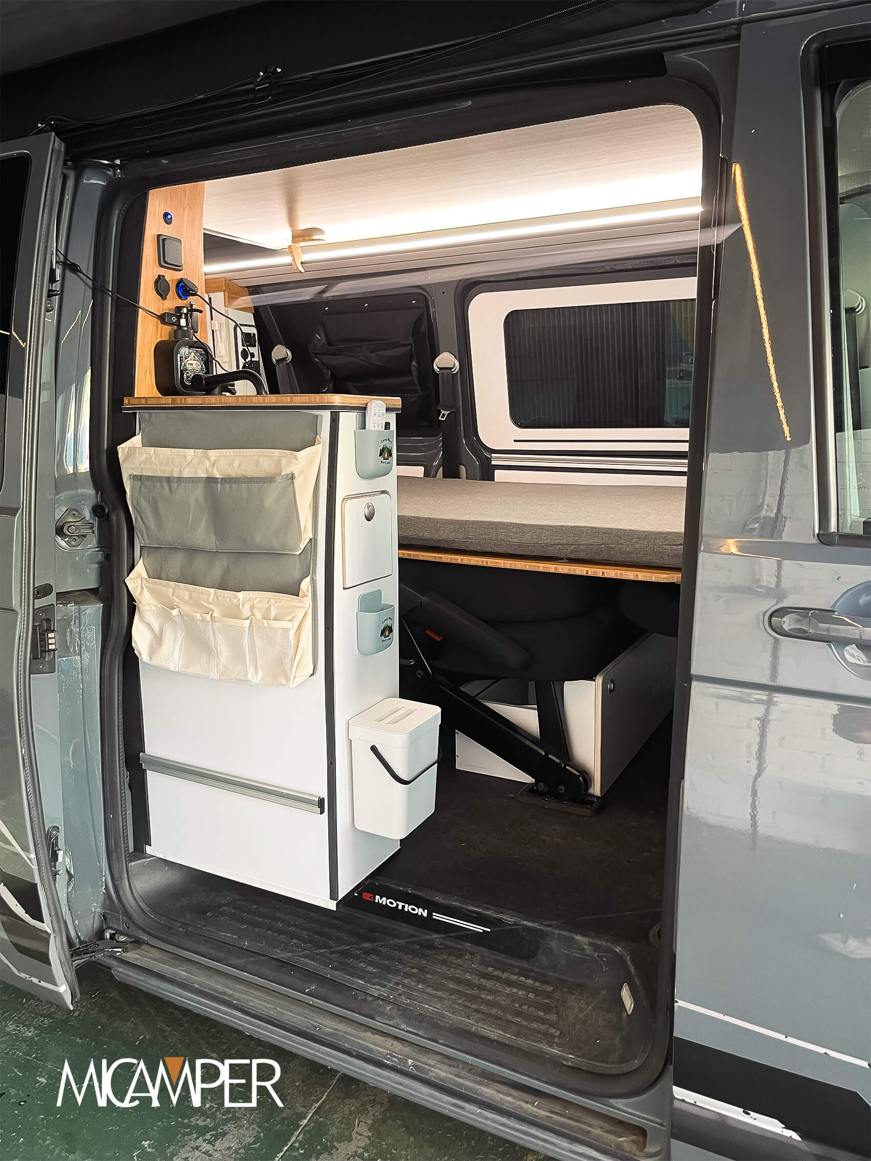 Foto 13 : Camperización Volkswagen T6 a Medida con Techo Elevable