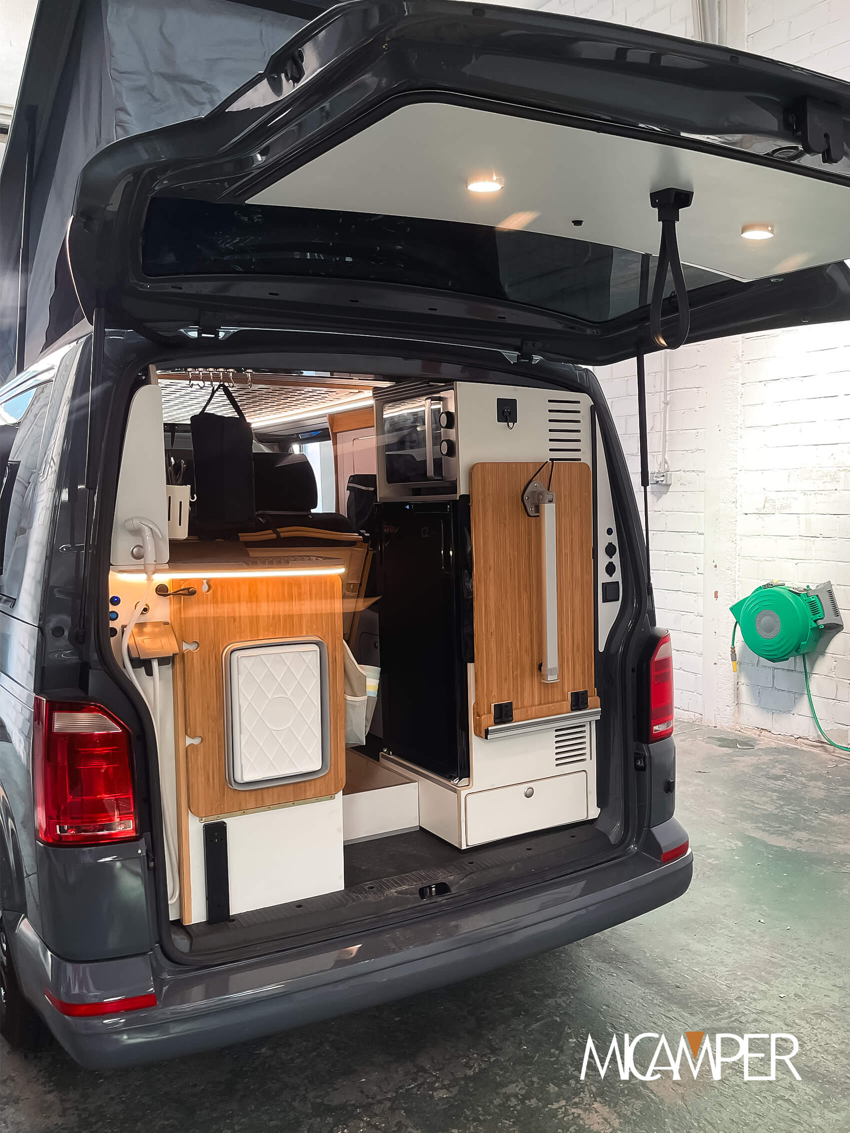 Foto 4 : Camperización Volkswagen T6 a Medida con Techo Elevable