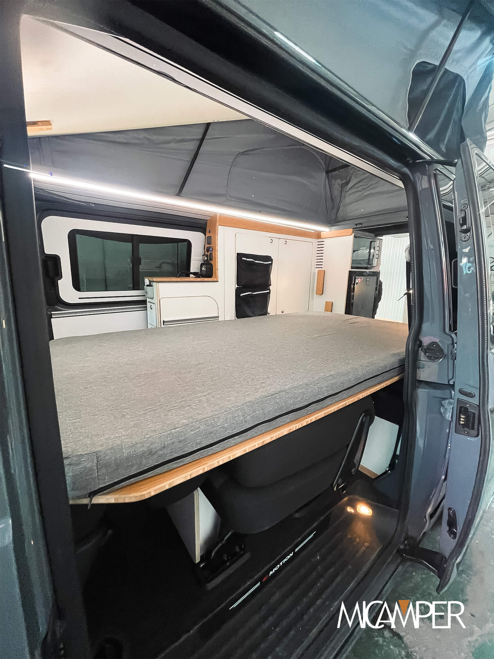 Foto 7 : Camperización Volkswagen T6 a Medida con Techo Elevable