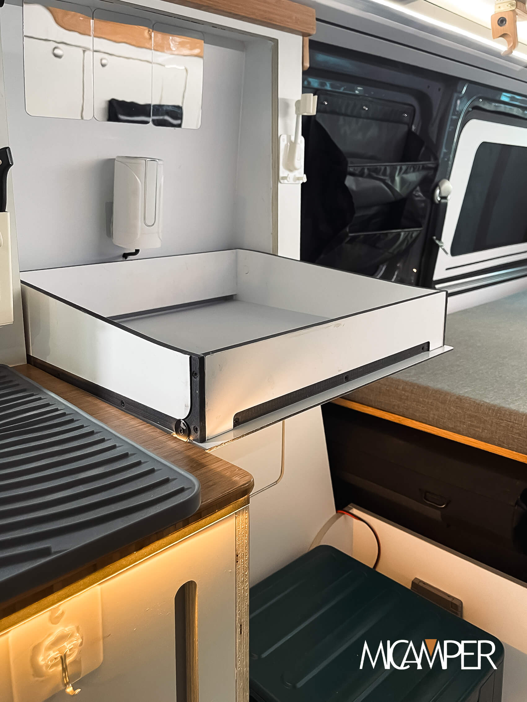 Foto 9 : Camperización Volkswagen T6 a Medida con Techo Elevable